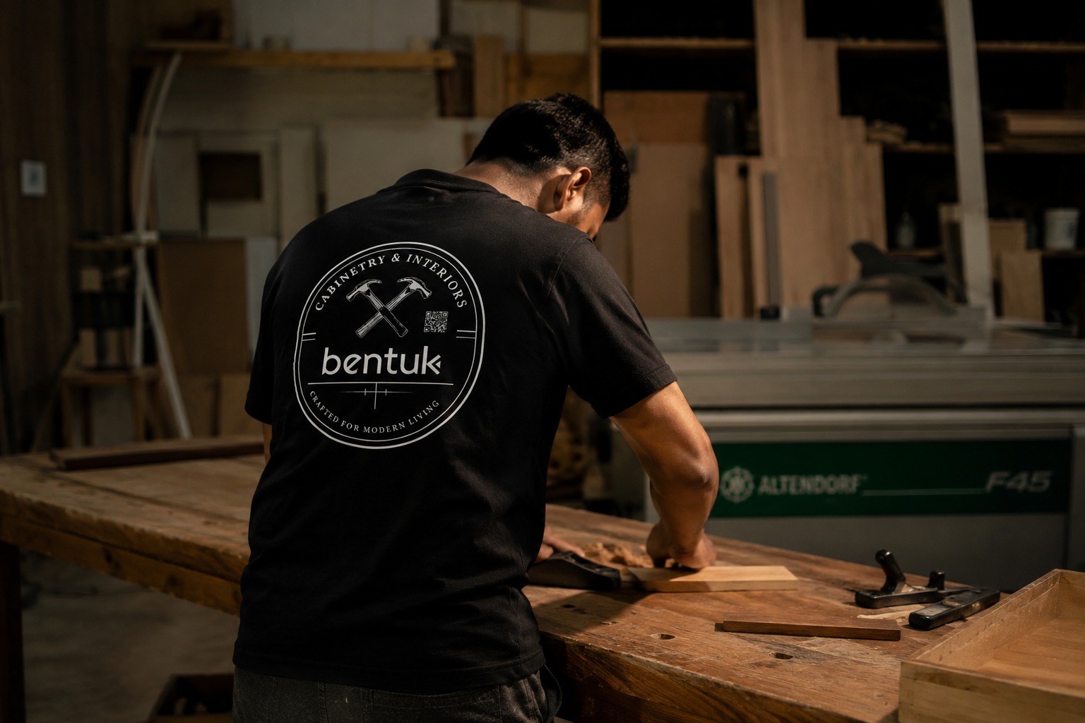 Pembuat kabinet sedang bekerja dengan teliti di bengkel